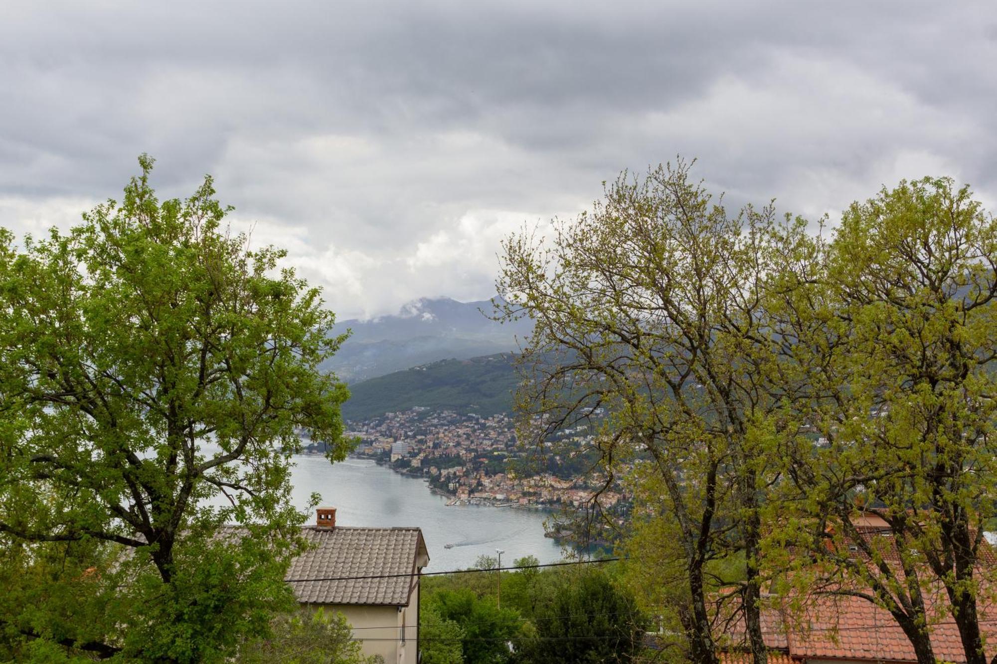 Sea View Retreat With 170Mbps Wifi And Sunny Balcony Leilighet Kastav Eksteriør bilde